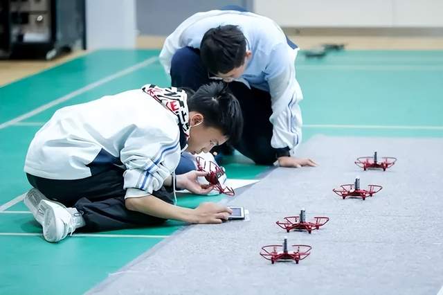 中小學(xué)生假期至 無人機培訓(xùn)受關(guān)注(圖1) 中小學(xué)生假期至 無人機培訓(xùn)受關(guān)注(圖1)
