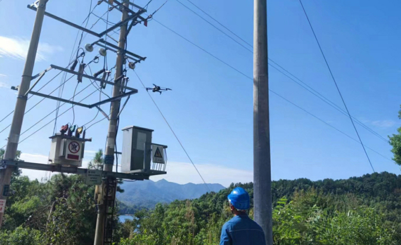 迎“國慶”保供電 無人機巡檢來幫忙(圖1) 迎“國慶”保供電 無人機巡檢來幫忙(圖1)